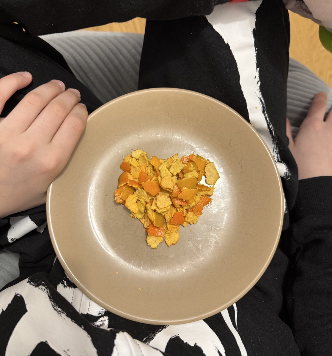 Ніхто
Абсолютно ніхто
Ілля: мамо, я зробив тобі сердечко