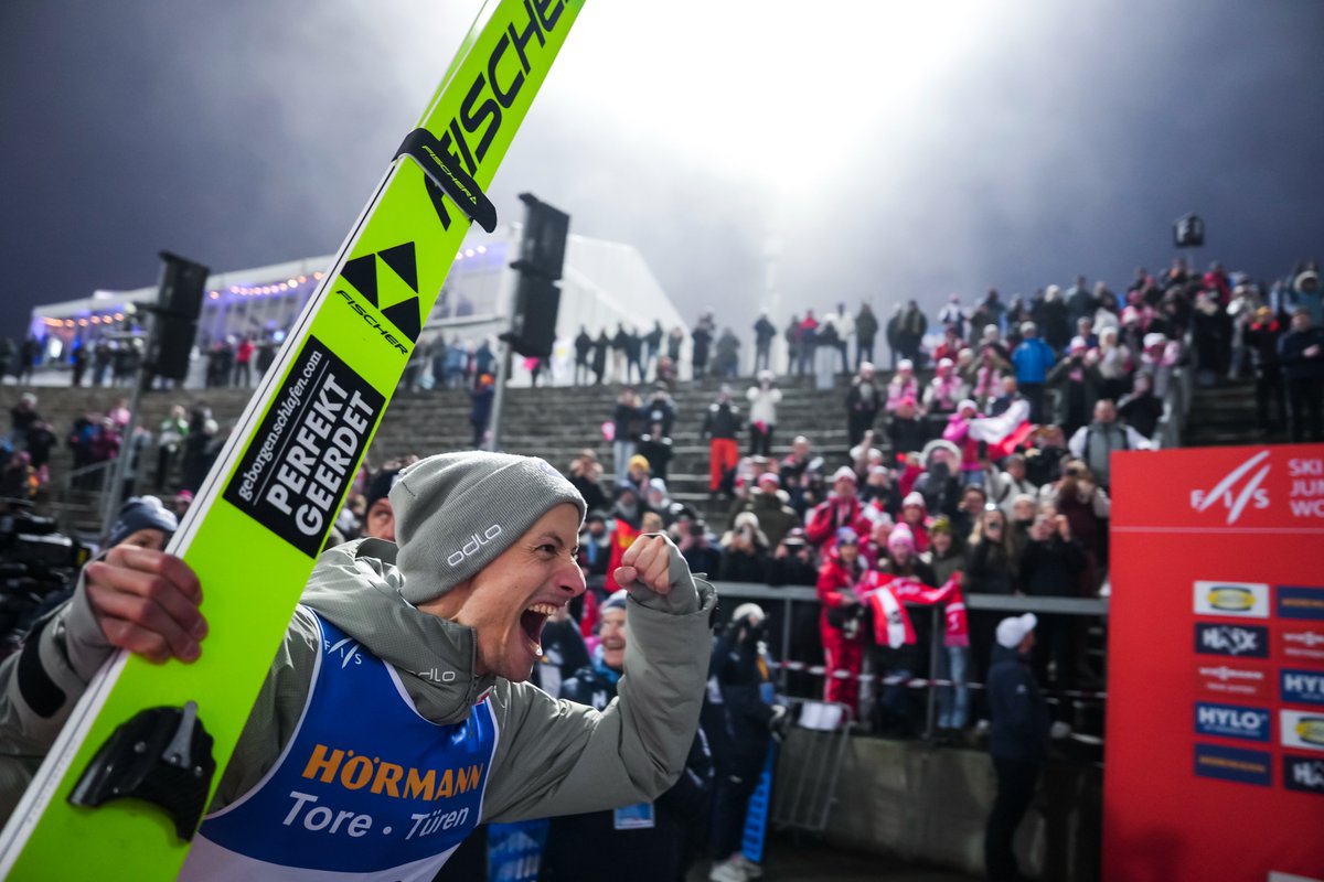 swissskiteam's tweet image. THIS WINNER SMILE! 🥹🥇🇨🇭 Gregor Deschwanden gewinnt in Oslo im Alter von 35 Jahren sein erstes Weltcup-Springen! 💥💪🏼 

Mehr dazu: swiss-ski.ch/newsroom/news/… 🔗

#congrats #swissskijumpingteam #swissskinordicteam #gregordeschwanden
📸 @NordicFocus