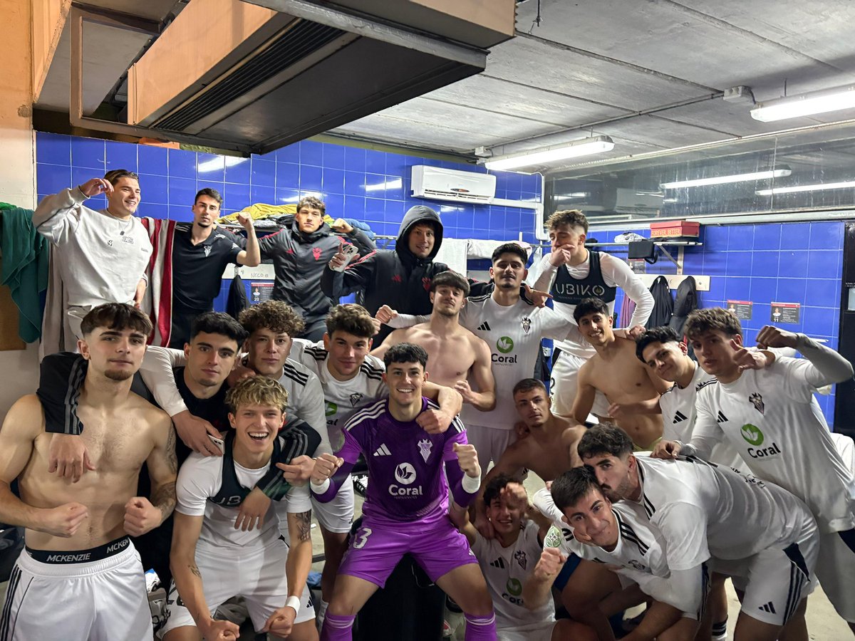 Un equipo feliz 🤩

#AtléticoAlbacete