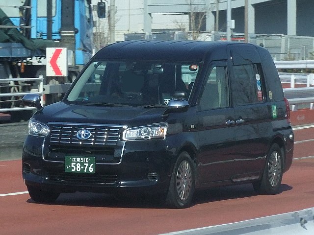 東京都内某所で見かけた所属不明のJPNタクシー。 行灯は外され、社名