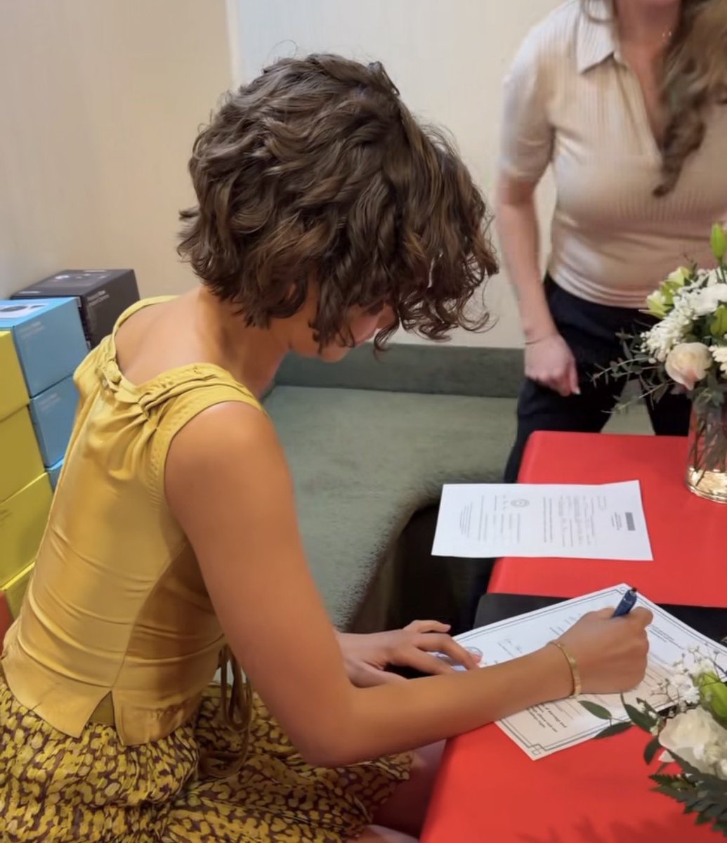 el marketing que estan metiendo para the drama con zendaya q hicieron un evento para q vayan parejas a casarse y cayo zendaya a ser la testigo de boda jahdjsjsj 🙏🏻🙏🏻 porfavor vayan todos a ver la pelicula en abril mira esta genialidad