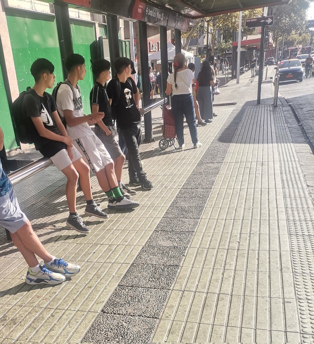 Este grupo de mocosos delincuentes robando en los buses en plena alameda (metro santa lucia)

<a href="/Muni_Stgo/">Santiago</a> <a href="/desbordes/">Mario Desbordes Jiménez</a>