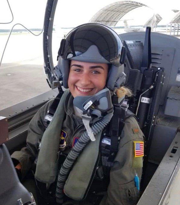 icardo8's tweet photo. La Fuerza Aérea de los Estados Unidos ha perdido a la teniente primera Ariana A. Bush, piloto de un avión cisterna KC-135 Stratotanker, en el reciente accidente al oeste de Irak.  

Ella fue una de los seis miembros de la tripulación que fallecieron en el incidente. https://t.co/4eHDABtaCj