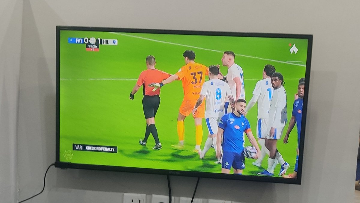 Hadi91x's tweet photo. @ro121km اتابع المباراة واحتسي الشاي يا أحبه ولا عزاء لمثيرين القلاقل 😜 https://t.co/8PxlciTKYM