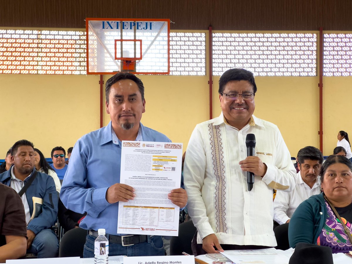DEELAYUUK's tweet photo. ¡La Unión Liberal de Ayuntamientos del Distrito de Ixtlán de Juárez ULADI) de #Oaxaca, es un ejemplo de ejercicio de la autonomía en el ámbito regional!

En Santa Catarina Ixtepeji, el @INPImx hace entrega de la Constancia de reconocimiento de la ULADI como Asociación Regional de Municipios Indígenas del Distrito de Ixtlán de Juárez, con el carácter jurídico de sujeto de derecho público, en los términos establecidos en el artículo 2 de la Carta Magna.

¡Siguiendo los principios del Presidente Benito Pablo Juárez García, los pueblos Zapoteco y Chinanteco de la Sierra Juárez ejercen su autonomía por la vía de la ley y el diálogo, y construyen su Plan de Desarrollo Regional en un espíritu de unidad y trabajo común organizado!