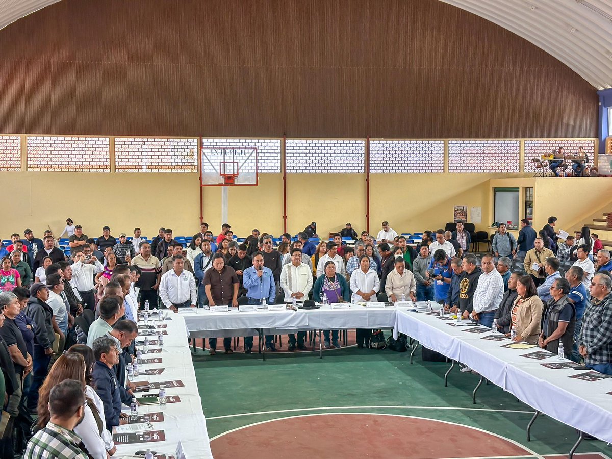 DEELAYUUK's tweet photo. ¡La Unión Liberal de Ayuntamientos del Distrito de Ixtlán de Juárez ULADI) de #Oaxaca, es un ejemplo de ejercicio de la autonomía en el ámbito regional!

En Santa Catarina Ixtepeji, el @INPImx hace entrega de la Constancia de reconocimiento de la ULADI como Asociación Regional de Municipios Indígenas del Distrito de Ixtlán de Juárez, con el carácter jurídico de sujeto de derecho público, en los términos establecidos en el artículo 2 de la Carta Magna.

¡Siguiendo los principios del Presidente Benito Pablo Juárez García, los pueblos Zapoteco y Chinanteco de la Sierra Juárez ejercen su autonomía por la vía de la ley y el diálogo, y construyen su Plan de Desarrollo Regional en un espíritu de unidad y trabajo común organizado!