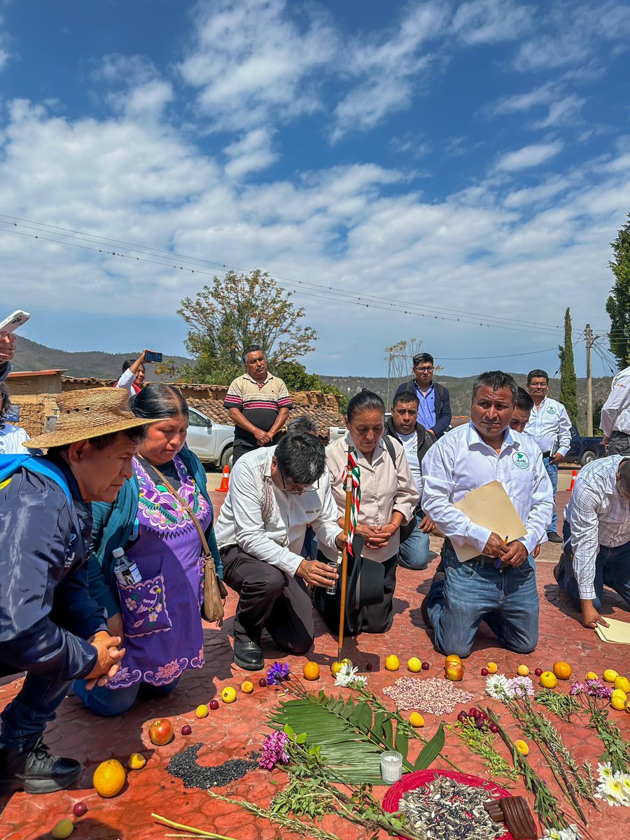 DEELAYUUK's tweet photo. ¡La Unión Liberal de Ayuntamientos del Distrito de Ixtlán de Juárez ULADI) de #Oaxaca, es un ejemplo de ejercicio de la autonomía en el ámbito regional!

En Santa Catarina Ixtepeji, el @INPImx hace entrega de la Constancia de reconocimiento de la ULADI como Asociación Regional de Municipios Indígenas del Distrito de Ixtlán de Juárez, con el carácter jurídico de sujeto de derecho público, en los términos establecidos en el artículo 2 de la Carta Magna.

¡Siguiendo los principios del Presidente Benito Pablo Juárez García, los pueblos Zapoteco y Chinanteco de la Sierra Juárez ejercen su autonomía por la vía de la ley y el diálogo, y construyen su Plan de Desarrollo Regional en un espíritu de unidad y trabajo común organizado!