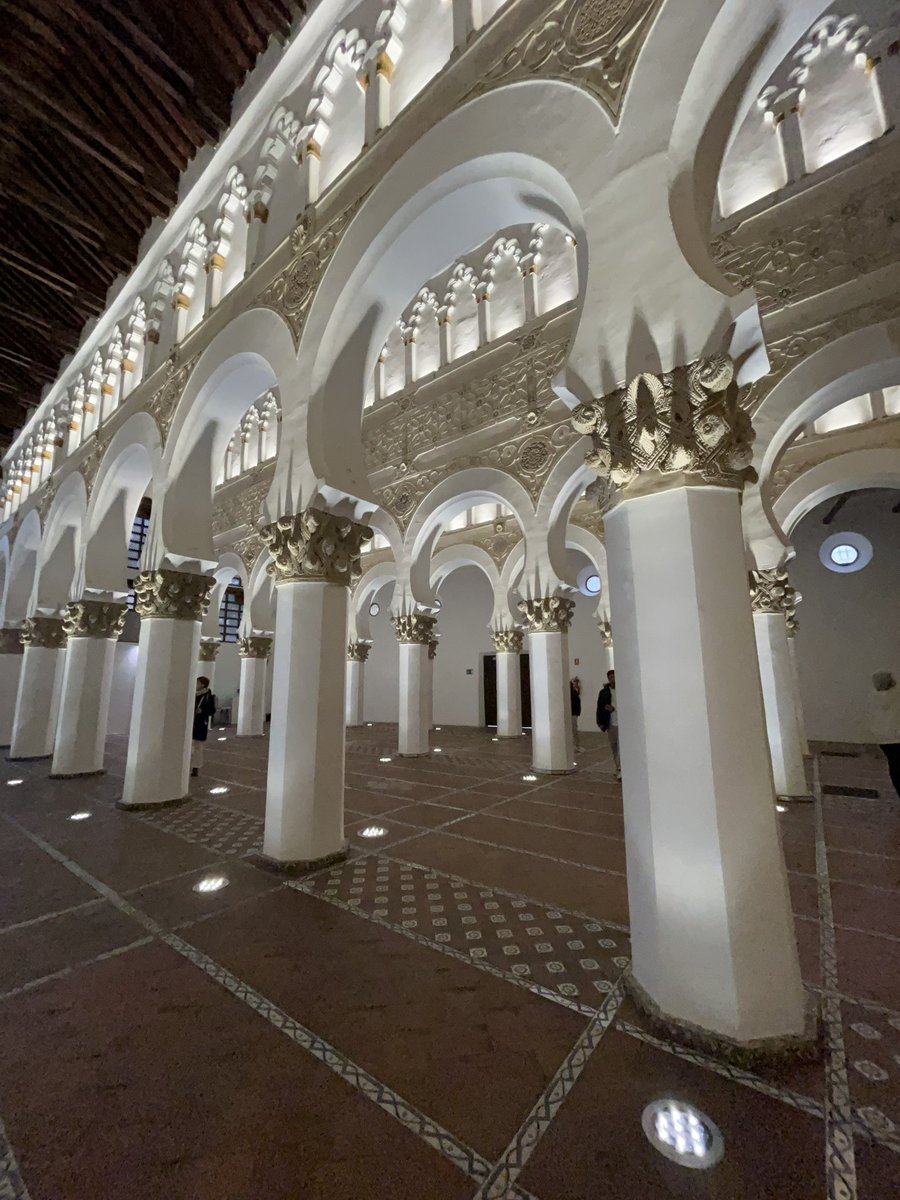 AcademiaIdearte's tweet photo. Sinagoga de Santa María, la Blanca, un espacio mágico que llena el corazón de luz. No sabría explicar por qué, no es una luz que entre del exterior ni tampoco es por la iluminación. Es como si el conjunto del lugar transmitiese un estado de lucidez y calma. Durante mi visita apenas había personas en el interior, casi podría decirse que estaba en silencio. Los arcos iban enredando mis ojos. Los vanos se abrían como laberintos interiores. Aunque el color blanco de sus muros hace pensar a muchos que el nombre de esta sinagoga viene de ahí, en realidad fue conocida de esa manera por albergar en algún momento de su historia una talla de la virgen de ese color, parecida, o quizás una copia de la que hemos hemos visto en la catedral. Ya no importa. Se perdió en una de esas malas épocas para el arte en que la guerra ocupa lugares que no le corresponden. Sea como sea, creo que el blanco inspira una idea especial de belleza en este punto de la ciudad de Toledo #sinagoga #toledo #santamarialablanca #viajesculturales #academiaidearte