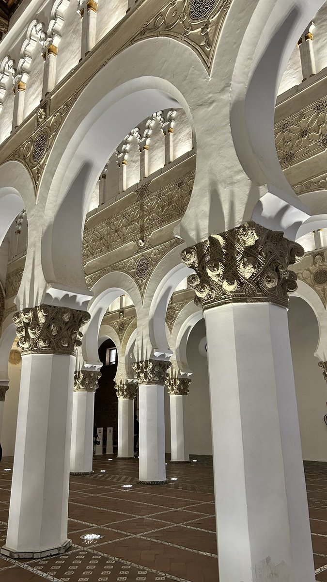 AcademiaIdearte's tweet photo. Sinagoga de Santa María, la Blanca, un espacio mágico que llena el corazón de luz. No sabría explicar por qué, no es una luz que entre del exterior ni tampoco es por la iluminación. Es como si el conjunto del lugar transmitiese un estado de lucidez y calma. Durante mi visita apenas había personas en el interior, casi podría decirse que estaba en silencio. Los arcos iban enredando mis ojos. Los vanos se abrían como laberintos interiores. Aunque el color blanco de sus muros hace pensar a muchos que el nombre de esta sinagoga viene de ahí, en realidad fue conocida de esa manera por albergar en algún momento de su historia una talla de la virgen de ese color, parecida, o quizás una copia de la que hemos hemos visto en la catedral. Ya no importa. Se perdió en una de esas malas épocas para el arte en que la guerra ocupa lugares que no le corresponden. Sea como sea, creo que el blanco inspira una idea especial de belleza en este punto de la ciudad de Toledo #sinagoga #toledo #santamarialablanca #viajesculturales #academiaidearte