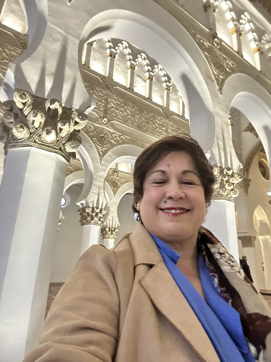 AcademiaIdearte's tweet photo. Sinagoga de Santa María, la Blanca, un espacio mágico que llena el corazón de luz. No sabría explicar por qué, no es una luz que entre del exterior ni tampoco es por la iluminación. Es como si el conjunto del lugar transmitiese un estado de lucidez y calma. Durante mi visita apenas había personas en el interior, casi podría decirse que estaba en silencio. Los arcos iban enredando mis ojos. Los vanos se abrían como laberintos interiores. Aunque el color blanco de sus muros hace pensar a muchos que el nombre de esta sinagoga viene de ahí, en realidad fue conocida de esa manera por albergar en algún momento de su historia una talla de la virgen de ese color, parecida, o quizás una copia de la que hemos hemos visto en la catedral. Ya no importa. Se perdió en una de esas malas épocas para el arte en que la guerra ocupa lugares que no le corresponden. Sea como sea, creo que el blanco inspira una idea especial de belleza en este punto de la ciudad de Toledo #sinagoga #toledo #santamarialablanca #viajesculturales #academiaidearte