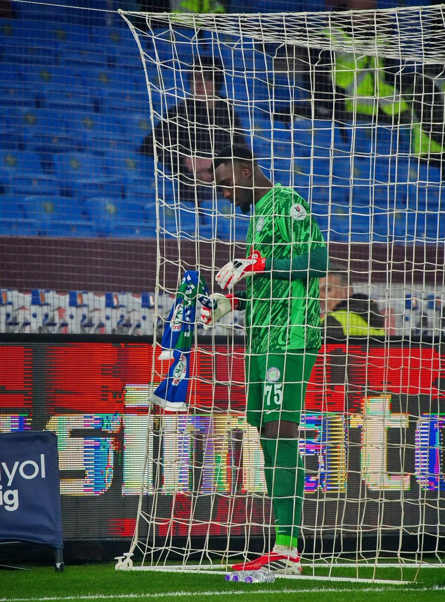 rizespoor's tweet photo. Günün tek anlamlı karesi yasak nedeniyle deplasman tribününde yerini alamayan Rizespor taraftarına ithafen atkımızı koruduğu kalenin filesine asan YAHİA FOFANA. https://t.co/fHOsa4FSrS