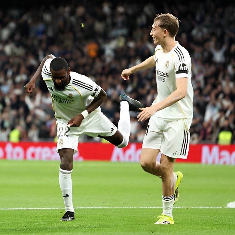 🚨🌟 Antonio Rüdiger attempted 22 passes in the first half and completed all. 

He also scored a goal and made 2 recoveries.