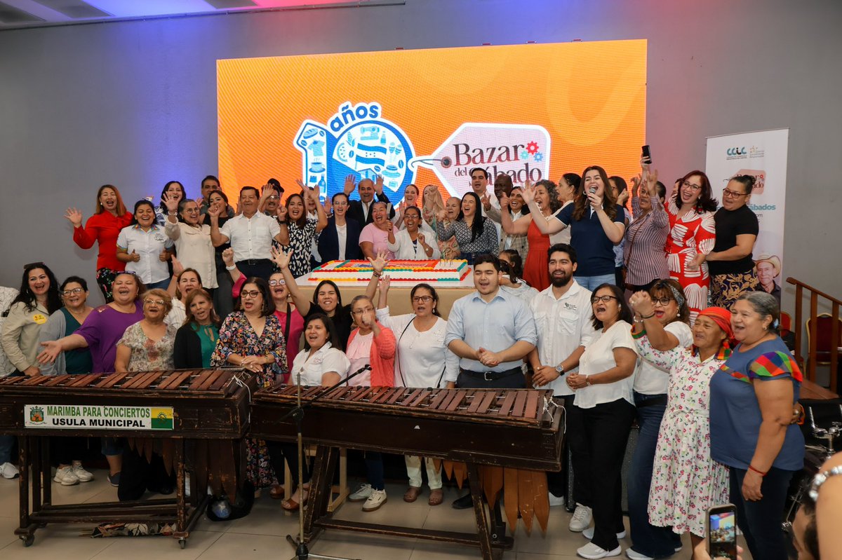 CCICHN's tweet photo. ¡Por más éxitos de @BazarDelSabado1! 🎉 

Con gran alegría el Presidente de la CCIC @kqubain1 , la directora Nora Schmid,  Melissa Faraj, Directora Ad honorem del #BazarDelSabado, emprendedores y diputados de Cortés, partieron el pastel de 10 años del #BazarDelSabado 

En el evento la diputada Daisy Andonie anunció el apoyo de un millón cinco mil lempiras del @hn_congreso para entregar como capital semilla a 200 emprendedores a través de la Fundación Bazar del Sábado. 

Agradecemos un año más a Panadería Moderna por el lindo y delicioso pastel de aniversario 🎂