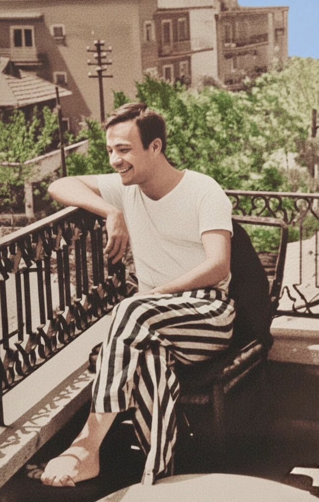 Sol Yumruk tweet media