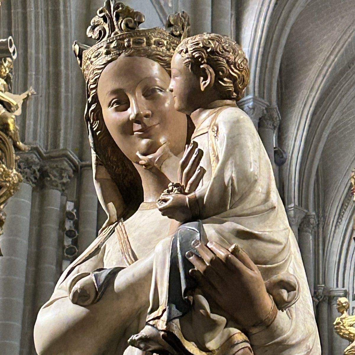 AcademiaIdearte's tweet photo. Catedral de Toledo 
Esta bella dama de piedra comenzó a construirse en 1226 y poco a poco ha ido escalando altura en busca del cielo. Reinaba entonces Fernando III el Santo y acababa de nacer Alfonso X el Sabio (1221). La catedral de Toledo, inabarcable con la mirada, profundamente conmovedora, alterna la admiración racional del arte con el silencio devocional de la aspiración trascendente. Arquitectura y religión, piedra y memoria, piedad y admiración, sencillez y grandeza #catedraldetoledo #toledo #viajesculturales #gotico