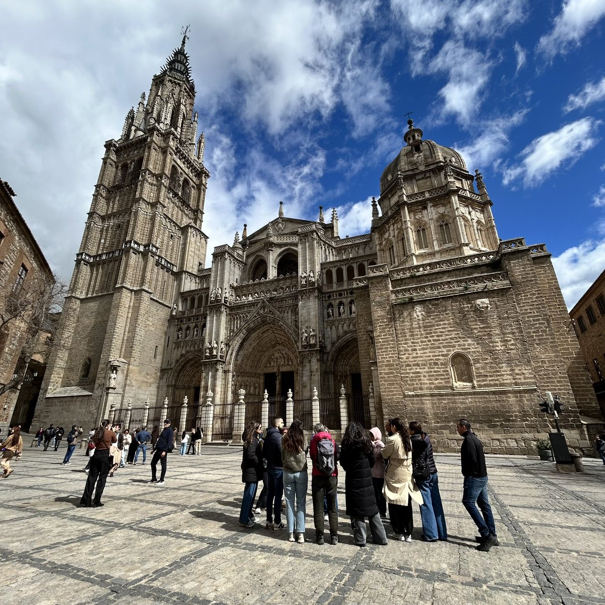 AcademiaIdearte's tweet photo. Catedral de Toledo 
Esta bella dama de piedra comenzó a construirse en 1226 y poco a poco ha ido escalando altura en busca del cielo. Reinaba entonces Fernando III el Santo y acababa de nacer Alfonso X el Sabio (1221). La catedral de Toledo, inabarcable con la mirada, profundamente conmovedora, alterna la admiración racional del arte con el silencio devocional de la aspiración trascendente. Arquitectura y religión, piedra y memoria, piedad y admiración, sencillez y grandeza #catedraldetoledo #toledo #viajesculturales #gotico