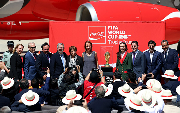 elpoderdelc's tweet photo. 🛑✅Mientras avanzamos con el #EtiquetadoClaro y el impuesto a refrescos, ver a funcionarios públicos en eventos de #CocaCola rumbo a la #CopaMundial26 es una contradicción inaceptable.
Exigimos al @GobiernoMX congruencia para proteger la salud pública por encima de intereses comerciales.
https://t.co/dpBAL57Zuj