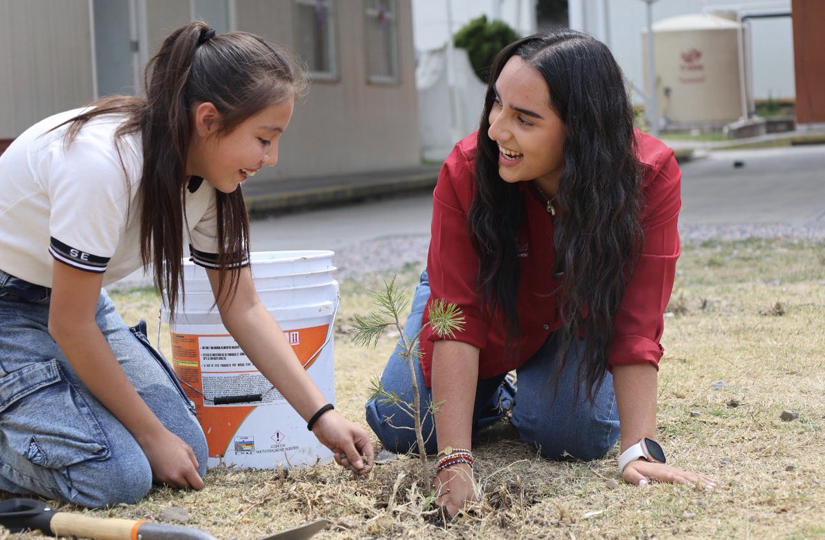 alexaespiidio's tweet image. Desde la Primaria Bilingüe Octavio Paz, ubicada en la Col. El Encinar, las juventudes nos sumamos a la #MegaReforestación impulsada por el gobernador @armentapuebla_ sembrando desde la infancia la cultura del cuidado y amor por nuestra #tierra 💚🌎 #PorAmorAPuebla @deportegobpue