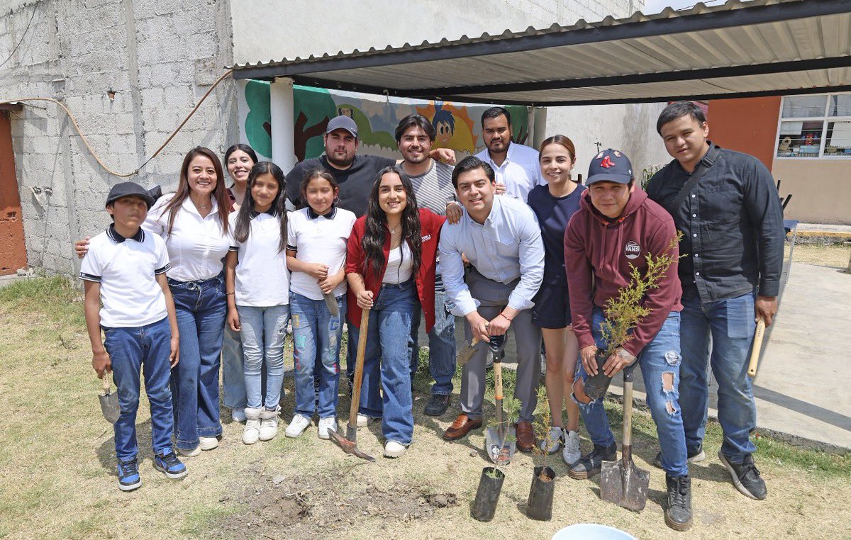 alexaespiidio's tweet image. Desde la Primaria Bilingüe Octavio Paz, ubicada en la Col. El Encinar, las juventudes nos sumamos a la #MegaReforestación impulsada por el gobernador @armentapuebla_ sembrando desde la infancia la cultura del cuidado y amor por nuestra #tierra 💚🌎 #PorAmorAPuebla @deportegobpue