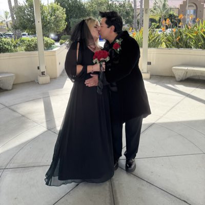 MoonMaiden77's tweet photo. #NewProfilePic
Yesterday, Friday March 13th I married the love of my life ❤️
It was a happy Friday the 13th 🔪🩸 https://t.co/ZnOJqitcKz