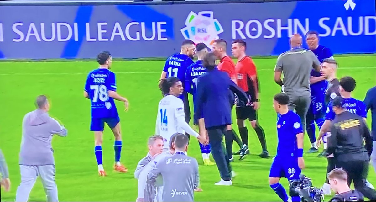 ..🌹✋🏻..
دورينا  غير  😎
امس  القادسية  والأهلي  والليله  الفتح والهلال  ..