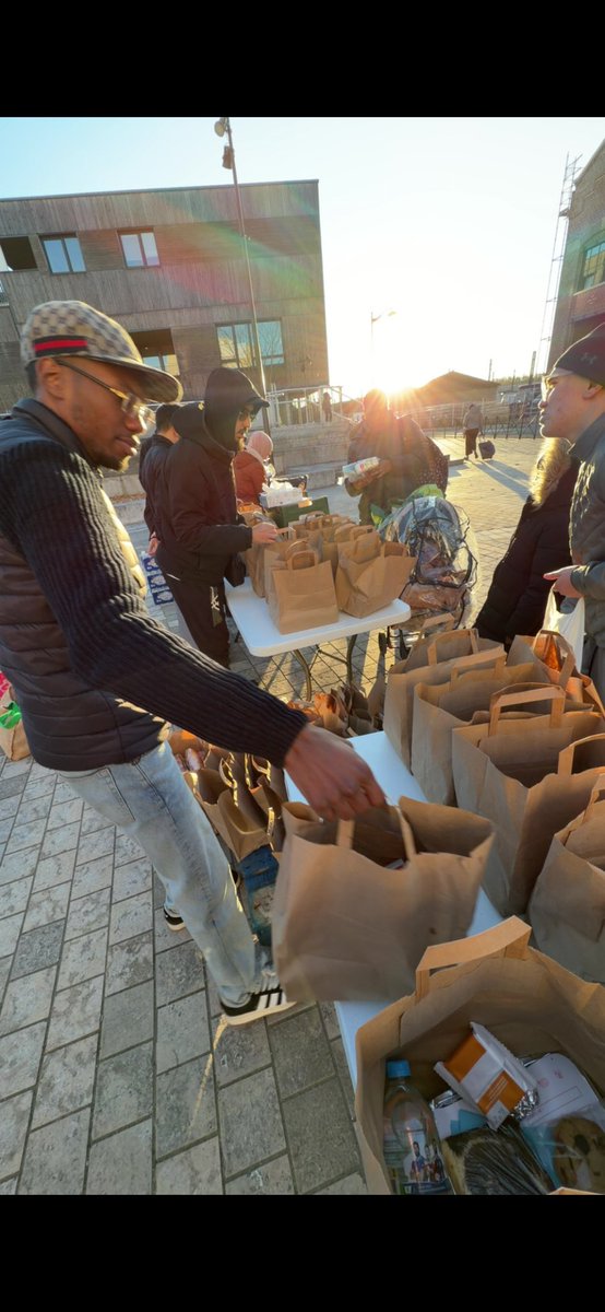 J2G60's tweet photo. Merci à tous pour votre soutien pendant la maraude à ceux qui on participer de loin comme de prêt.
Grâce à vous, nous avons pu distribuer plus de 250 plats et des produits d'hygiène aux personnes dans le besoin.
Merci aux bénévoles, aux donateurs et à toutes les personnes https://t.co/pdGl7A9mY7