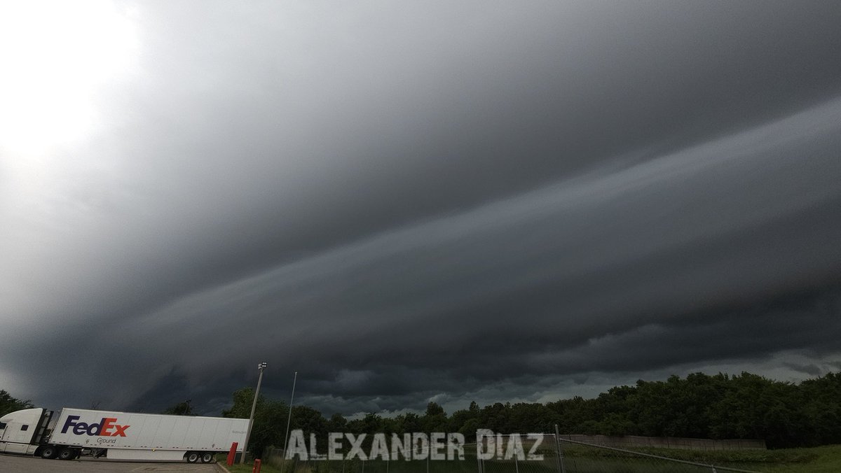 alex__d8's tweet photo. Did someone mention linear squall lines?! I heard those are also pretty cool #windbag #wxtwitter #wxX https://t.co/WSJGxHGTqY