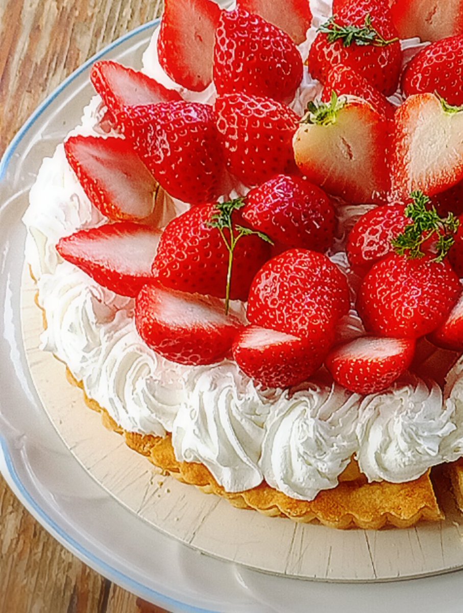 今が旬のいちご🍓たっぷりの【いちごのタルト🥧🍓】
タルト生地にアーモンドクリーム
カスタードクリームに生クリーム
可愛い🍓をずらりと並べて春らしい華やかな仕上がりになりました❇

他にも苺のおやつ🍰🍪☕たくさんご用意しておりまーす