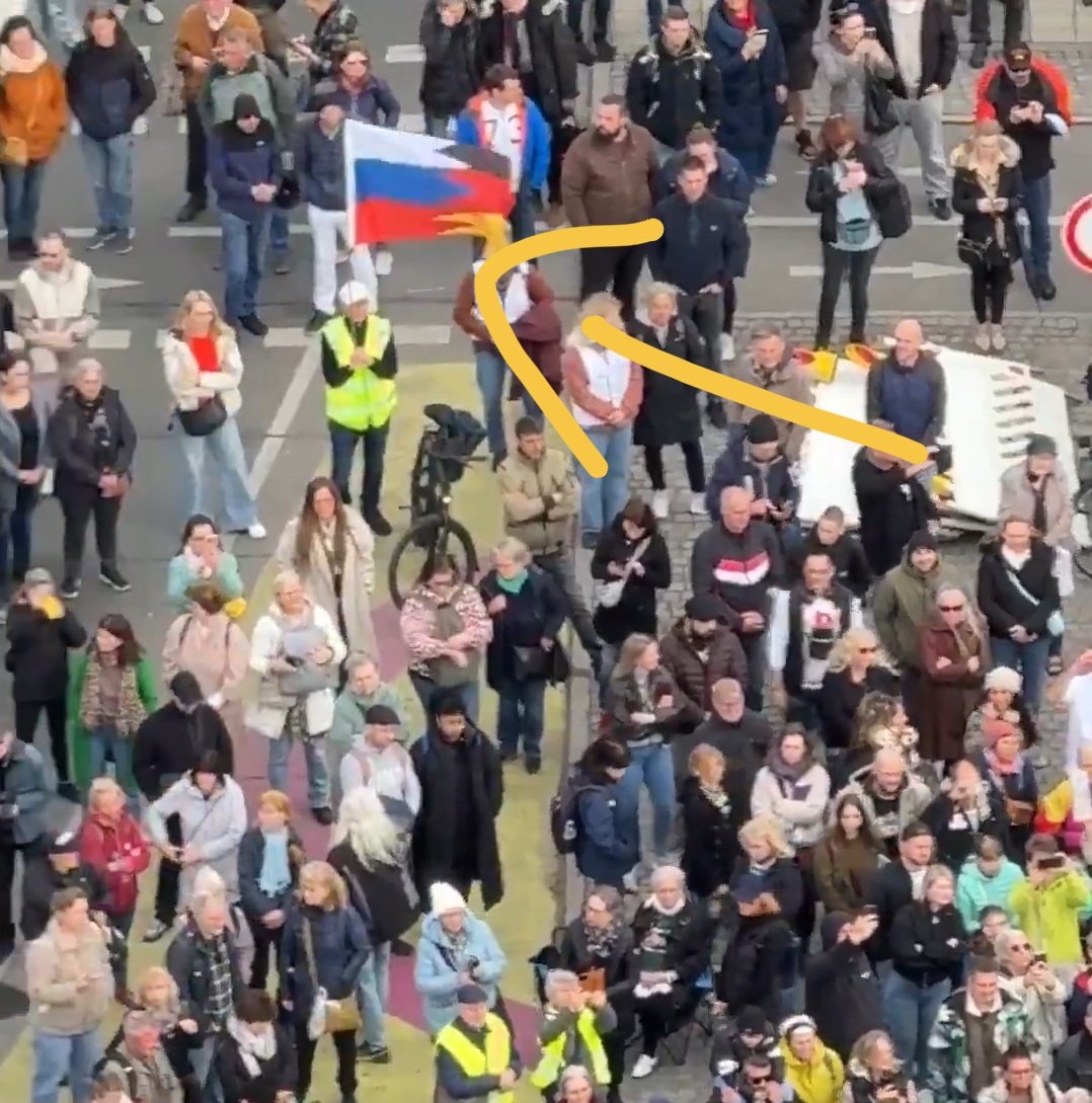 Die Verlogenheit der Truppe um Xavier Naidoo ist kaum zu überbieten. Man gibt sich als Kinderschützer, feiert aber gleichzeitig einen Terrorstaat, der Kinder entführt, Kinderkrankenhäuser in Schutt und Asche legt und für den Tod unzähliger Kinder verantwortlich ist. #b1403