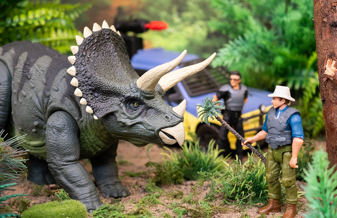 Tom_Jurassic's tweet image. Ian Malcolm watches on from the sidelines as Alan Grant has the opportunity to come face-to-face with his favourite dinosaur during a routine patrol on Isla Nublar.

#JurassicPark #JurassicWorld #ToyPhotography