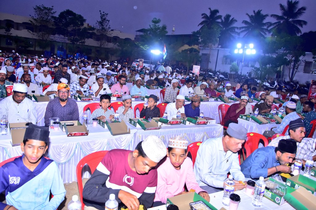 syedkhalid4488's tweet photo. 📍*Davangere South Constituency, Karnataka* 

Organised *Dawat-E-Iftar* in my constituency, Davanagere South, and addressed the media on the importance of togetherness, harmony, and brotherhood that this blessed month encourages.
Iftar is not just about breaking the fast, but about strengthening unity, compassion, and mutual respect in our society. Grateful to everyone who joined and made the gathering meaningful. 

#DavanagereSouth
#NammaDavanagere