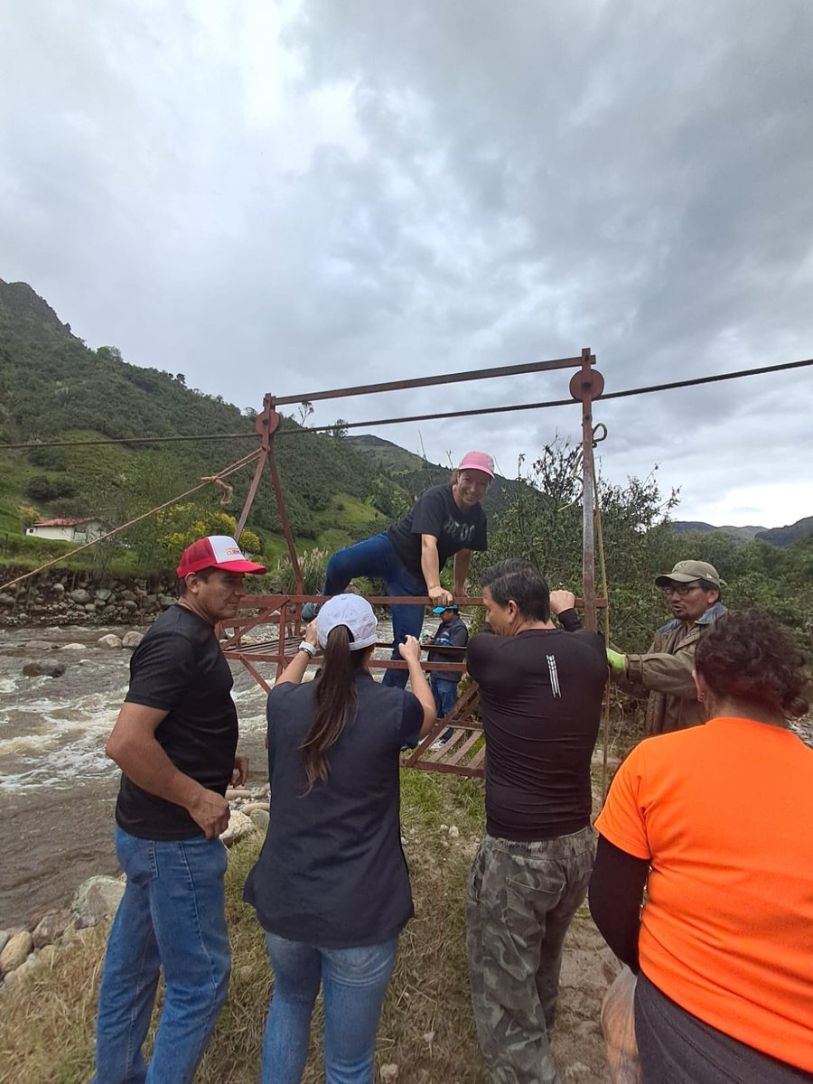 Nuestro equipo llegó hasta Barabón, comunidad de Pucán, donde atendimos a 6 familias, 4 de ellas gravemente afectadas y actualmente incomunicadas por la pérdida de la vía y el puente. Brindamos contención y levantamiento de información para coordinar ayuda humanitaria.