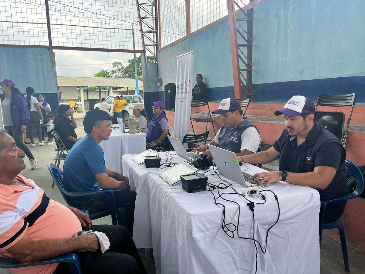 RegistroCivilec's tweet image. 📍 #Guayas | #LaCédulaEnTuBarrio 🪪
El @RegistroCivilec llegó con sus #BrigadasMóviles al recinto Rosa Elvira, en Durán, acercando los servicios de cedulación directamente a la comunidad.
Trabajamos para que más ciudadanos accedan a su identidad de forma ágil, cercana y oportuna.
