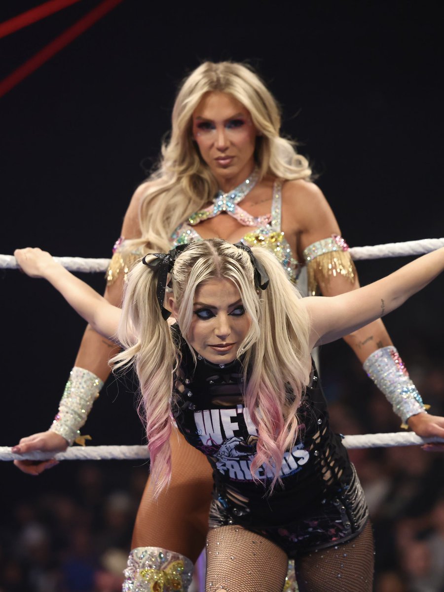 WWEDeutschland's tweet photo. ✨ @AlexaBliss_WWE &amp; @MsCharlotteWWE greifen nach den WWE Women’s Tag Team Championtiteln! Heute um 23:10 Uhr bei #SmackDown auf @ProSiebenMAXX mit @ManuThiele &amp; @TobiTextet! #maxxWWE https://t.co/FrguGs1vb3