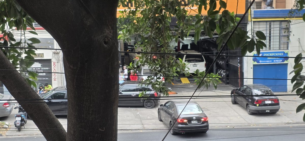 ZeroMaced0's tweet photo. @BJAlcaldia @SSC_CDMX es necesario que todos los días estén sobre la banqueta los coches? Esto es todos los días en Eje 4 Xola casi esquina Xochicalco, hagan algo envíen grúas @LuisMendozaBJ es un negocio gandalla https://t.co/68Q8vcgFIt