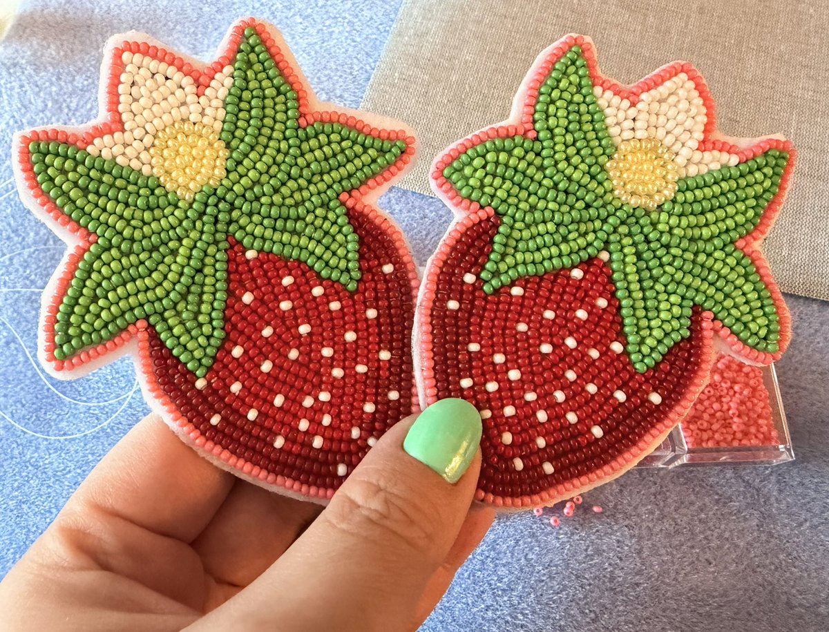 nerdyaunty92's tweet photo. Finished the main beading for these strawberries 🍓
Can’t wait to put it all together
#beading #beadwork #nativebeading https://t.co/fGsTvEXSK9