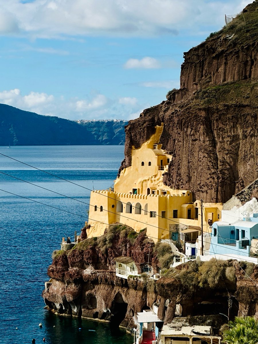 GreekPictures's tweet image. #Santorini in its quieter season.  When the cliffs breathe, the sea slows down, and the island remembers its own rhythm. 🇬🇷
📷 mati_santorini