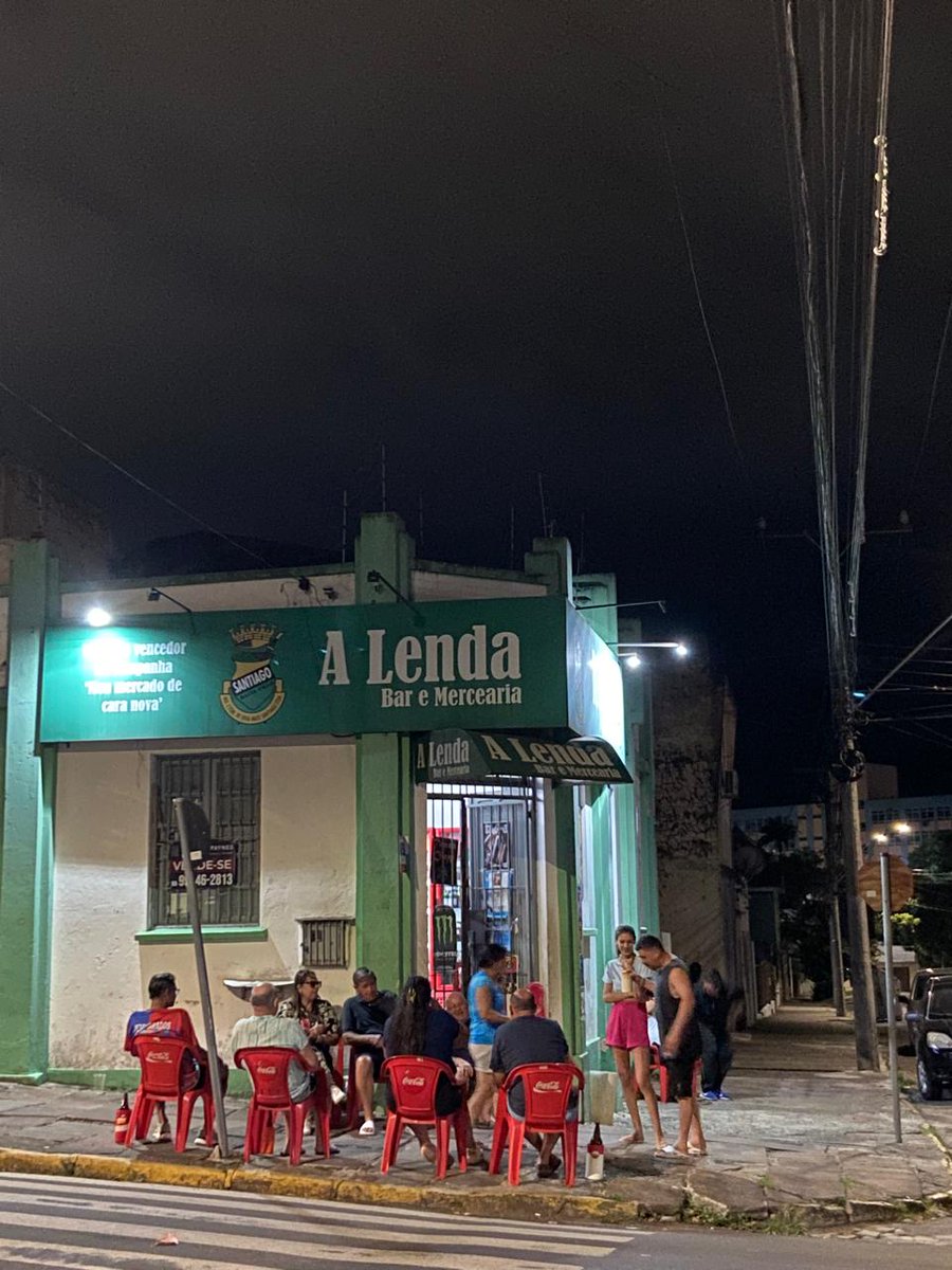 Não mas as cores em ambos lugares! Bar vermelho + cadeiras verdes
Bar verde + cadeiras vermelhas