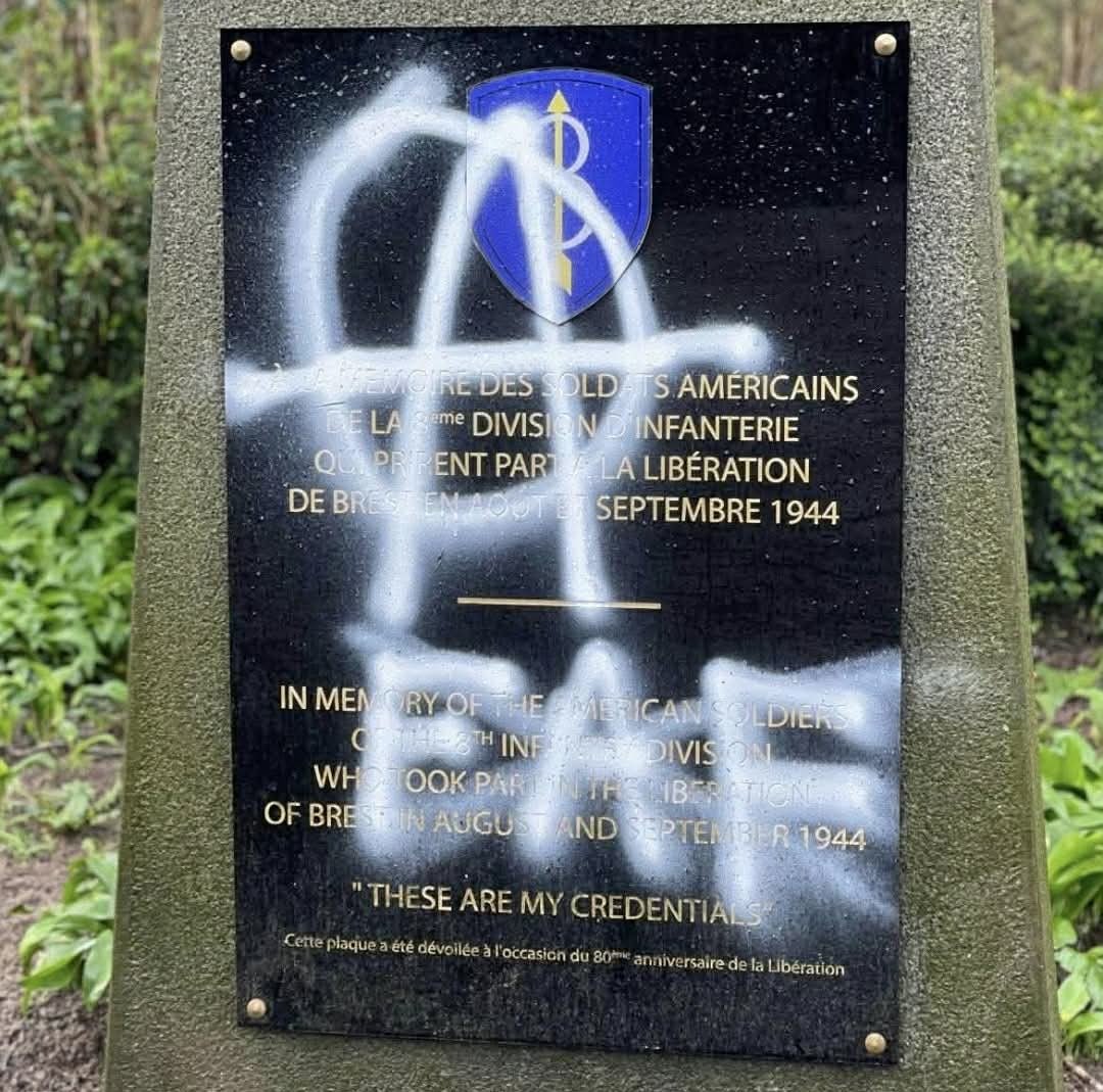 LBleuBlancRouge's tweet photo. À Brest, des militants d’extrême gauche ont vandalisé une plaque commémorative dédiée aux environ 3 000 soldats américains morts en 1944 pour libérer la ville.

Pendant ce temps, certains d’entre eux défilaient aujourd’hui à Paris aux côtés de partisans du régime islamiste de Téhéran — un régime qui a pourtant tué des soldats français — et insultent ainsi la mémoire de nos alliés qui ont sacrifié leur vie pour notre liberté.

📸 @PriolG