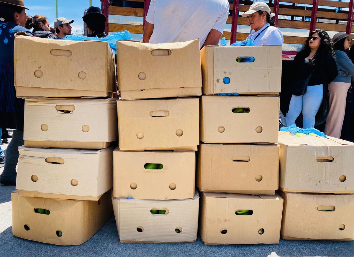 AgriculturaEc's tweet image. #Cotopaxi | En el marco de nuestra campaña #MarzoSabeAVerde vivimos una jornada llena de sabor y apoyo al campo. 🌱

Productores de Manabí y Santo Domingo participaron en una feria de comercialización de plátano verde, donde la gastronomía ecuatoriana también fue protagonista con