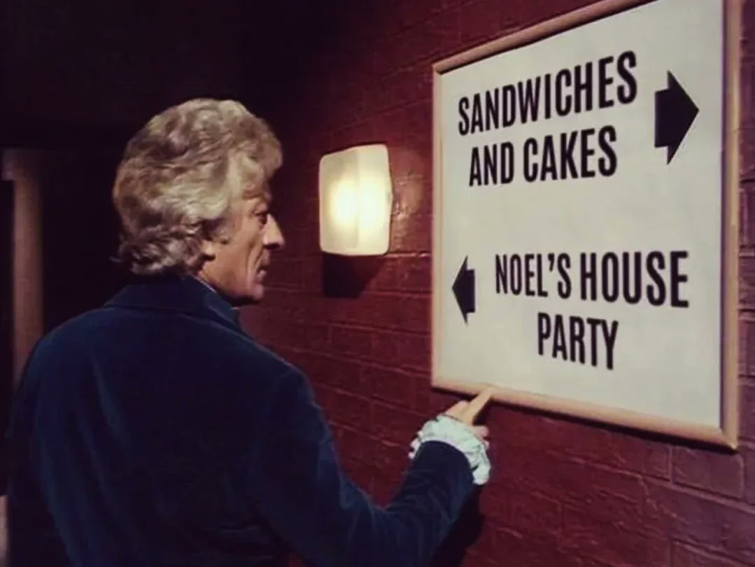 WhosThatGav's tweet photo. Decisions, decisions. π€ #DoctorWho #InvasionOfTheDinosaurs #DimensionsInTime https://t.co/FFVraTcPxu