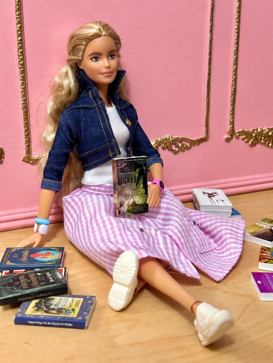 lbecker75's tweet photo. Reading and dreaming 

#barbie #barbiedoll  #barbiestyle #barbiegirl #doll #barbiecollector #dollstagram #mattel #barbiegram  #barbieworld https://t.co/ofsrOz6zO5