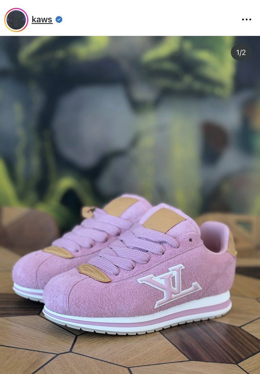 HobiCasa's tweet photo. #friendsOfHope Brian Donnelly, the man behind KAWS, made a special post for the gift he received from j-hope🥹 and congratulated him and Pharrell for the launch of the shoes!
“Congratulations on the new project with @pharrell @louisvuitton !! Thanks for the surprise gift!”
The shoes will be available by March 25 in Korea and May 2026 worldwide!
#jhopexLouisVuitton