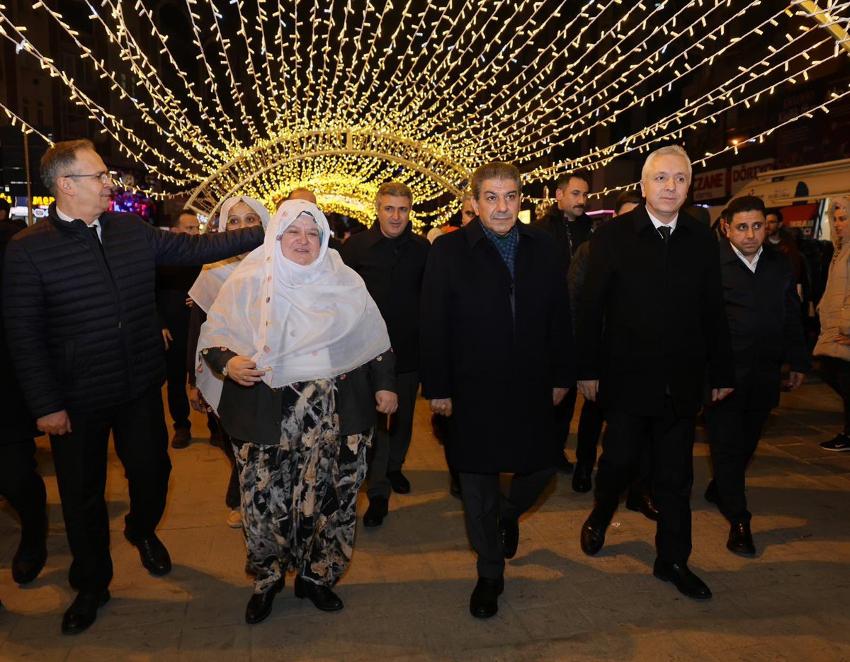 tevfikgoksu's tweet photo. İbrahim Hakkı Hazretleri’nin hikmetiyle, Veysel Karani Hazretleri’nin vefasıyla yoğrulmuş Siirtli hemşehrilerimizle, Mihalgazi Belediye Başkanımız Zeynep Güneş Akgün’le birlikte Anadolu Sokağımızda bir aradaydık.

Bizleri bugün misafir eden ve memleket havasıyla Ramazan gecemize anlam katan Siirtli kardeşlerimize gönülden teşekkür ediyorum. Ayrısı gayrısı olmadan hep birlikte güçlüyüz.