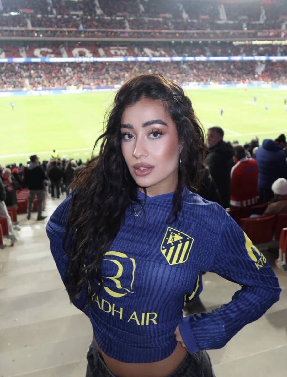 Se cambia la camiseta según el equipo que la invite. Vergüenza en lo que se convertido el Bernabéu.