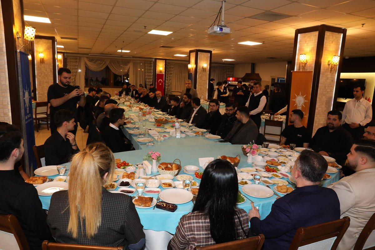 Tamer_Dagli's tweet photo. 📍Adana

AK Parti Gençlik Kollarımızın 81 ilde eş zamanlı olarak gerçekleştirdiği “Gençlik Sofrası – Sahur Programı’nda genç kardeşlerimizle bir araya geldik. Ramazan ayının manevi ikliminde aynı sofrada buluşmanın, kardeşliğimizi ve birlik duygumuzu pekiştirmenin mutluluğunu yaşadık. 🌙 

Türkiye’nin yarınlarını inşa edecek gençlerimizin heyecanını, enerjisini ve umutlarını paylaşmak bizler için büyük bir güç kaynağı.

Rabbim birlik ve beraberliğimizi daim eylesin. @AKGenclikGM @avyusufibis 

#MilletimizleYolumuzBir
