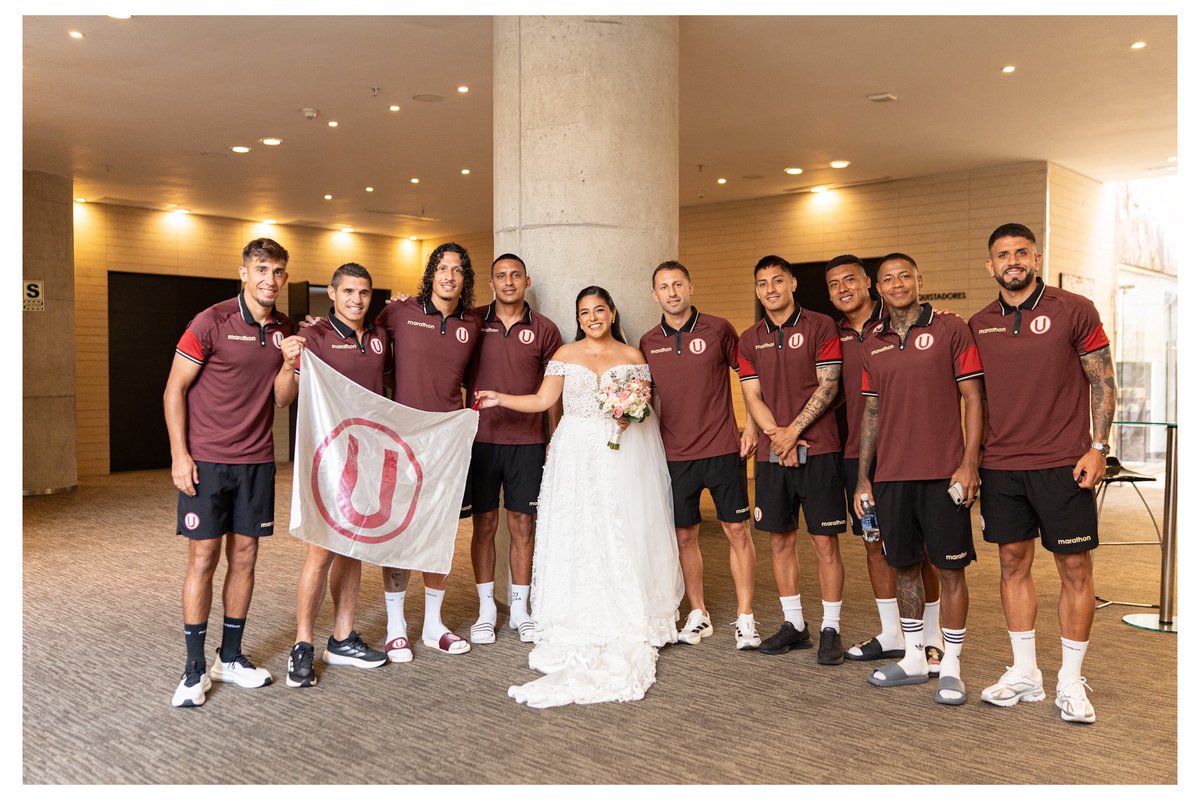 lavaudMC's tweet photo. Mi amiga cumpliendo EL SUEÑO de cualquier hincha de la U el día de su boda 😭💖❤️ https://t.co/oUXMGFIurc