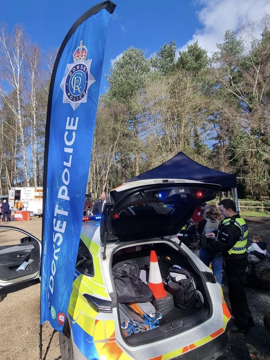 DorsetSpecials's tweet photo. Huge thanks to everyone who stopped by Moors Valley for #BlueLightDay! #SpecialConstables Terry &amp; Adam loved meeting the community with partners from #DWFRS. A great day chatting about life as a #Special, and how we work together to keep #Dorset safe. #PoliceDorset  #MoorsValley https://t.co/gZ9E4TmBgp
