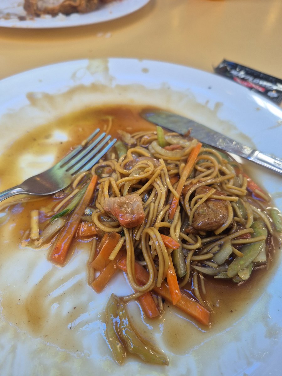 Elvictv's tweet photo. Hoy pedí un un plato chino en un reconocído restaurante de patios de comida Mayflower, miren ese trocito de carne que ponen, tan dura esta la crisis? Pero cada vez que vengo esto esta a full de gente, no es tan bueno abusar tanto del consumidor @DanielNoboaOk https://t.co/eXw55YJ9xU
