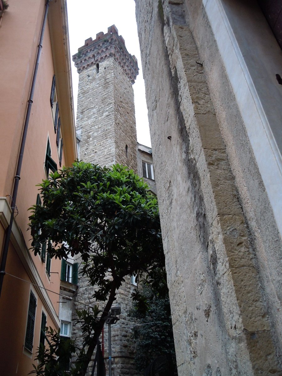 emmebyrock's tweet photo. #GuardareInAlto a #Genova, #antiche #Torri #medievali ancora visibili nel pieno #CentroStorico della #città, vicino all'antico #Porto
Questa la #Torre degli #Embriaci
#emmebyrock #photo https://t.co/EYx261LuMw